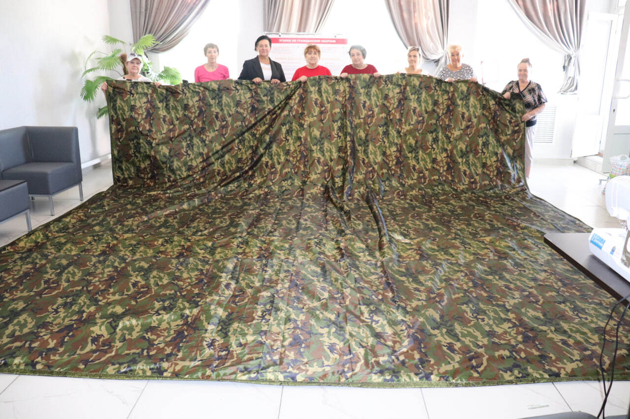 «Серебряные» волонтеры отправят на фронт гигантское антидроновое одеяло